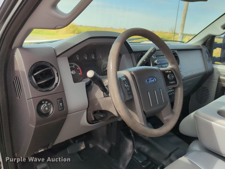 image for item MX9372 2016 Ford F350 Super Duty  Crew Cab flatbed pickup truck