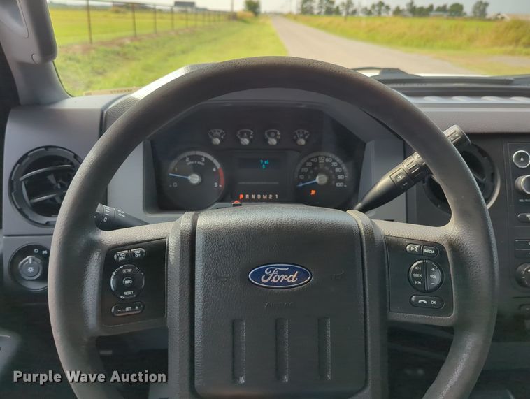 image for item MX9372 2016 Ford F350 Super Duty  Crew Cab flatbed pickup truck