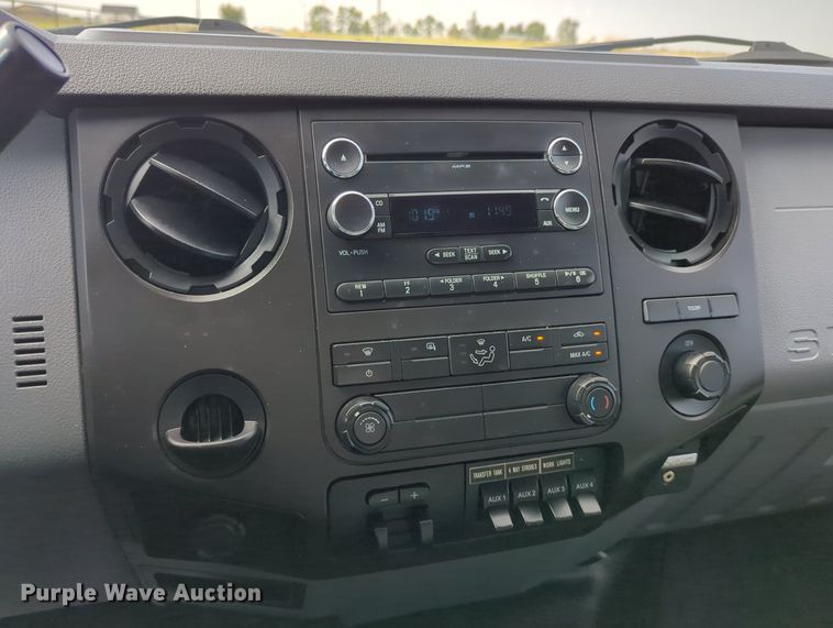 image for item MX9372 2016 Ford F350 Super Duty  Crew Cab flatbed pickup truck