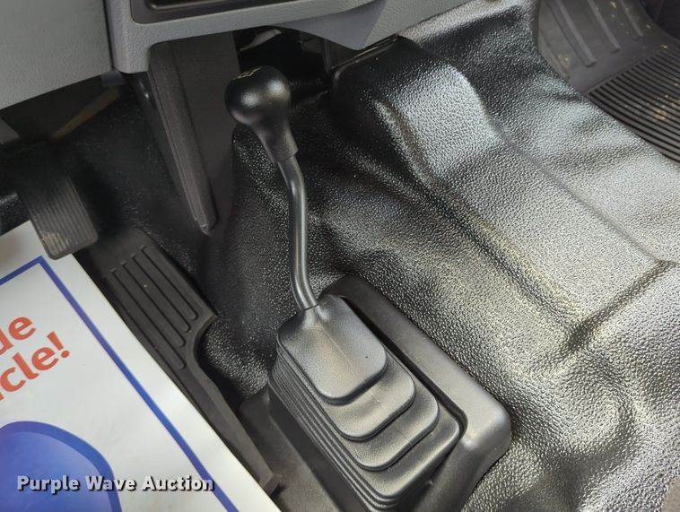 image for item MX9372 2016 Ford F350 Super Duty  Crew Cab flatbed pickup truck