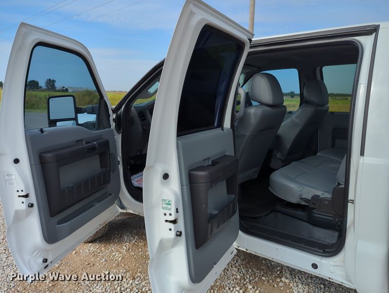 image for item MX9372 2016 Ford F350 Super Duty  Crew Cab flatbed pickup truck