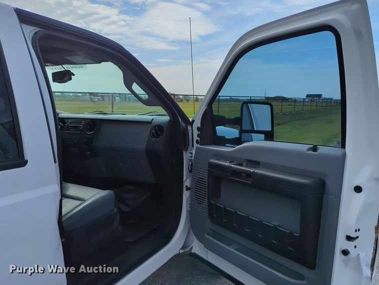 image for item MX9372 2016 Ford F350 Super Duty  Crew Cab flatbed pickup truck