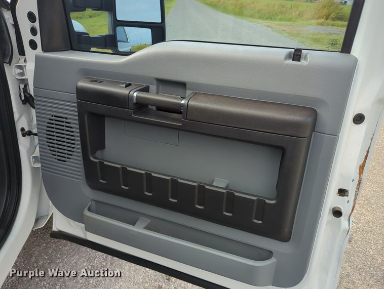 image for item MX9372 2016 Ford F350 Super Duty  Crew Cab flatbed pickup truck