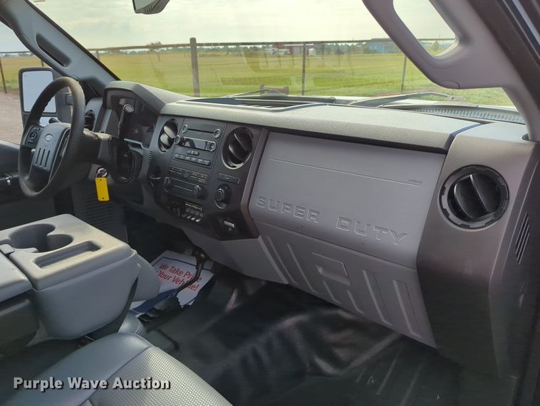 image for item MX9372 2016 Ford F350 Super Duty  Crew Cab flatbed pickup truck