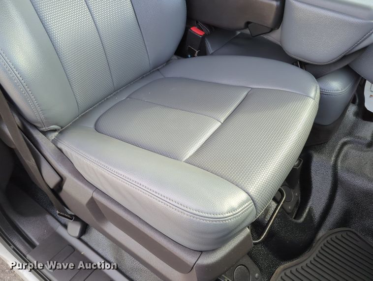 image for item MX9372 2016 Ford F350 Super Duty  Crew Cab flatbed pickup truck