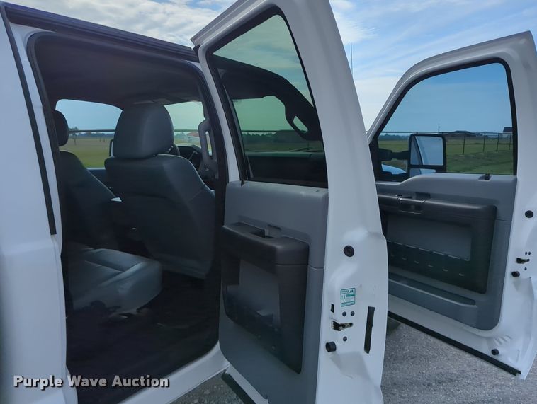 image for item MX9372 2016 Ford F350 Super Duty  Crew Cab flatbed pickup truck