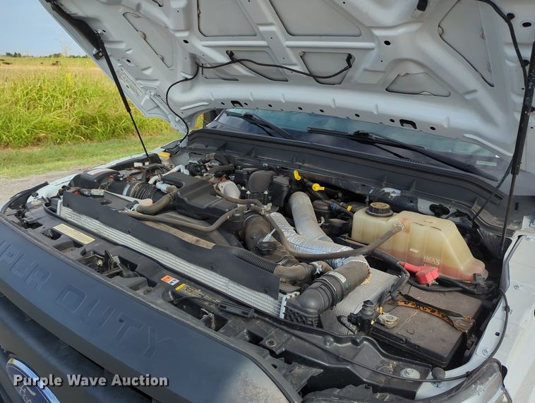 image for item MX9372 2016 Ford F350 Super Duty  Crew Cab flatbed pickup truck