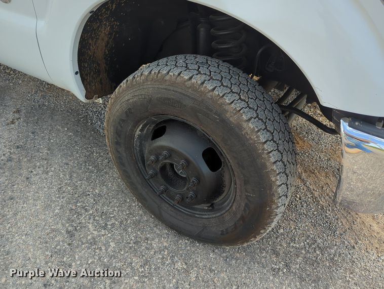 image for item MX9372 2016 Ford F350 Super Duty  Crew Cab flatbed pickup truck