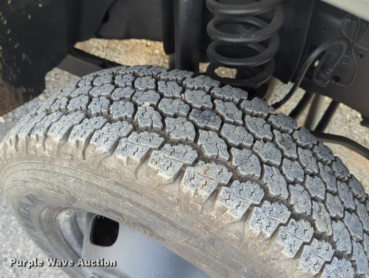 image for item MX9372 2016 Ford F350 Super Duty  Crew Cab flatbed pickup truck