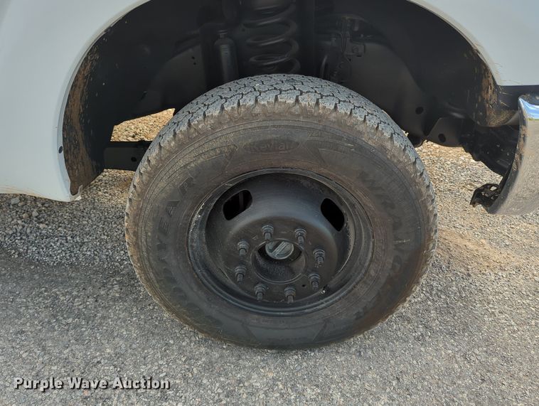 image for item MX9372 2016 Ford F350 Super Duty  Crew Cab flatbed pickup truck