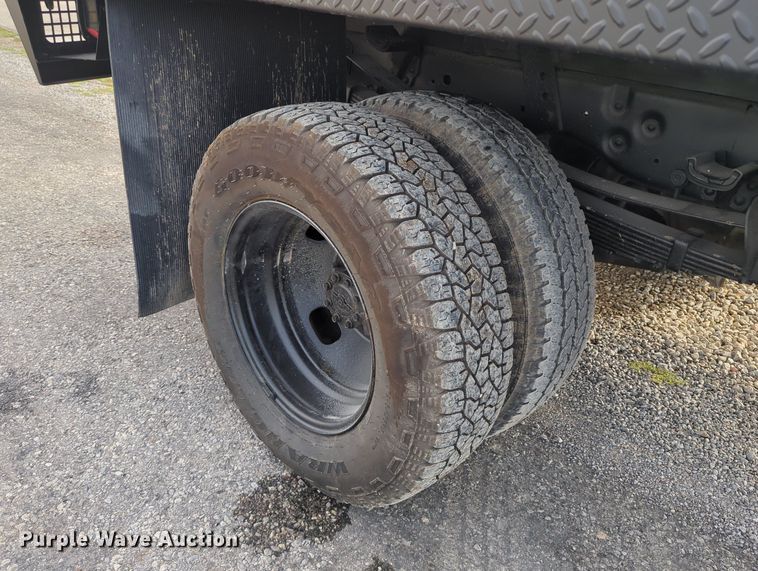 image for item MX9372 2016 Ford F350 Super Duty  Crew Cab flatbed pickup truck