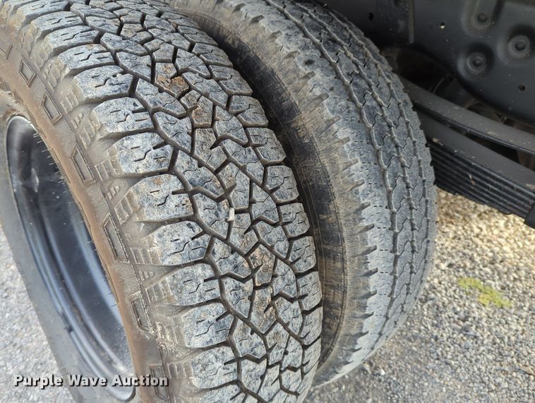 image for item MX9372 2016 Ford F350 Super Duty  Crew Cab flatbed pickup truck