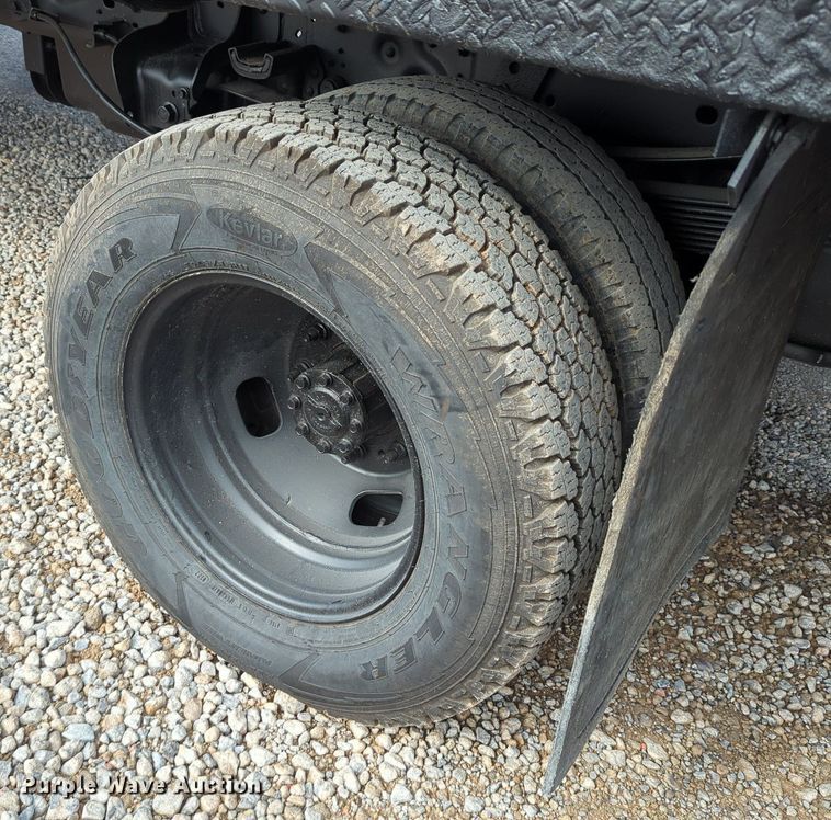 image for item MX9372 2016 Ford F350 Super Duty  Crew Cab flatbed pickup truck