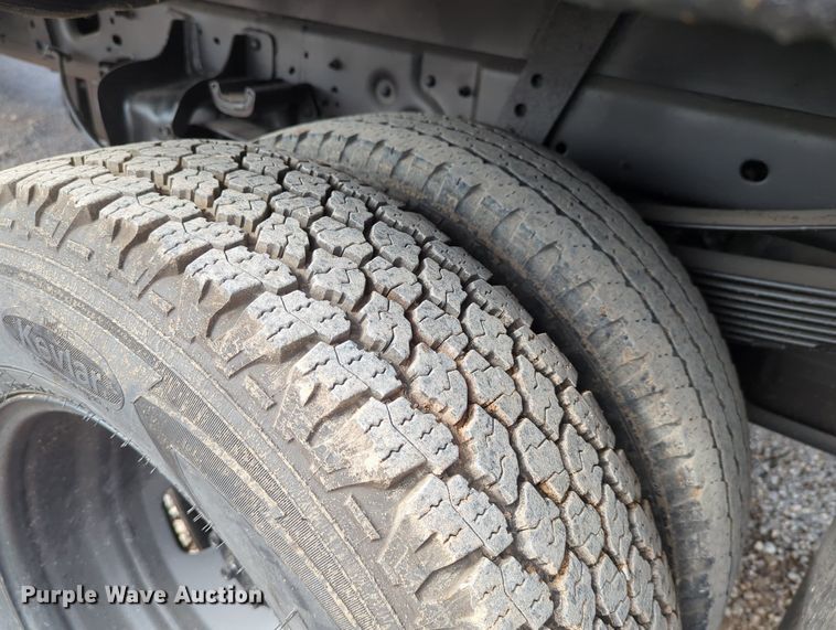 image for item MX9372 2016 Ford F350 Super Duty  Crew Cab flatbed pickup truck