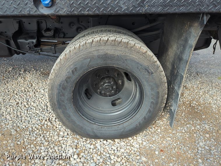 image for item MX9372 2016 Ford F350 Super Duty  Crew Cab flatbed pickup truck