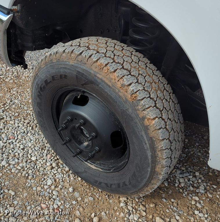 image for item MX9372 2016 Ford F350 Super Duty  Crew Cab flatbed pickup truck