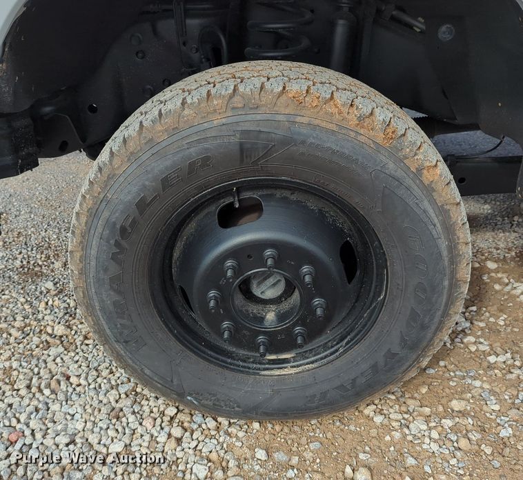 image for item MX9372 2016 Ford F350 Super Duty  Crew Cab flatbed pickup truck