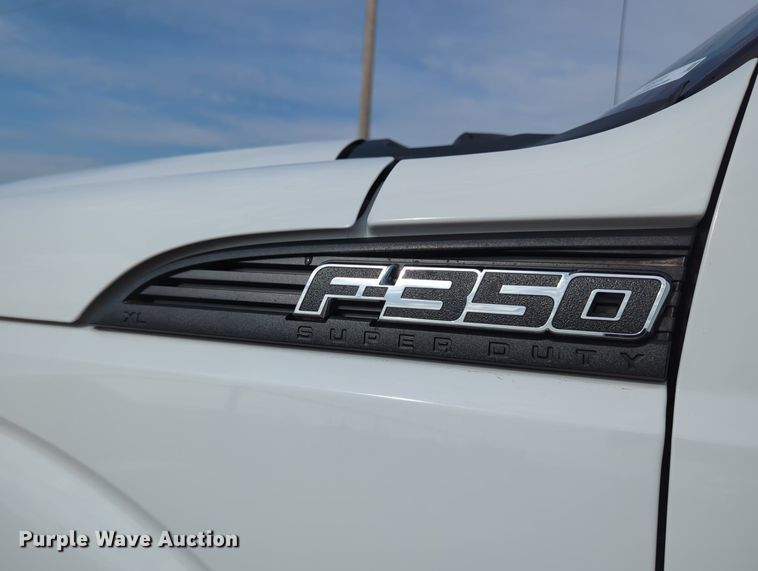 image for item MX9372 2016 Ford F350 Super Duty  Crew Cab flatbed pickup truck