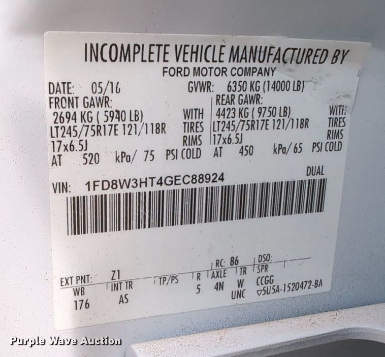 image for item MX9372 2016 Ford F350 Super Duty  Crew Cab flatbed pickup truck