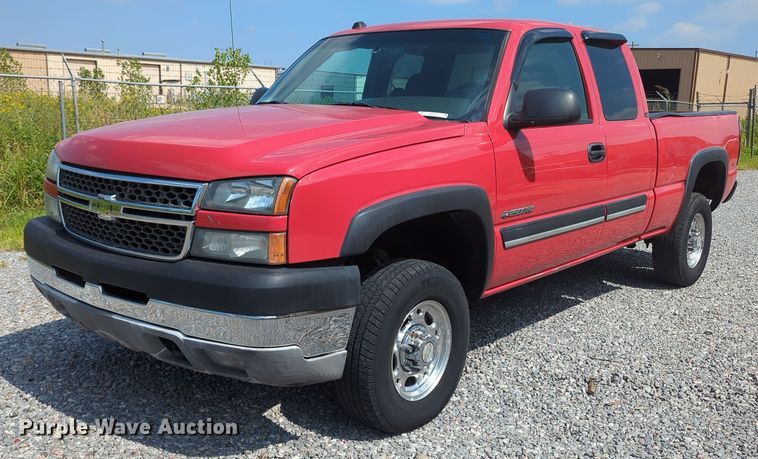 image for item MX9384 2005 Chevrolet Silverado 2500HD  Ext. Cab pickup truck