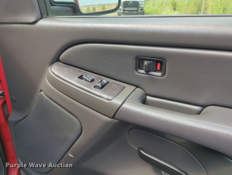 image for item MX9384 2005 Chevrolet Silverado 2500HD  Ext. Cab pickup truck