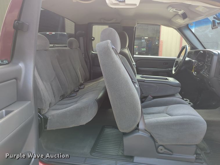 image for item MX9384 2005 Chevrolet Silverado 2500HD  Ext. Cab pickup truck