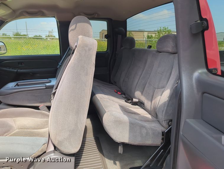 image for item MX9384 2005 Chevrolet Silverado 2500HD  Ext. Cab pickup truck