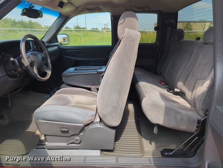 image for item MX9384 2005 Chevrolet Silverado 2500HD  Ext. Cab pickup truck