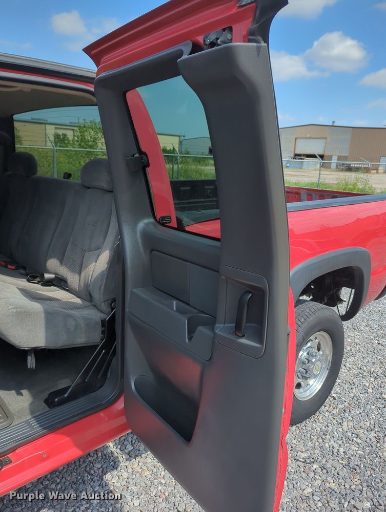 image for item MX9384 2005 Chevrolet Silverado 2500HD  Ext. Cab pickup truck