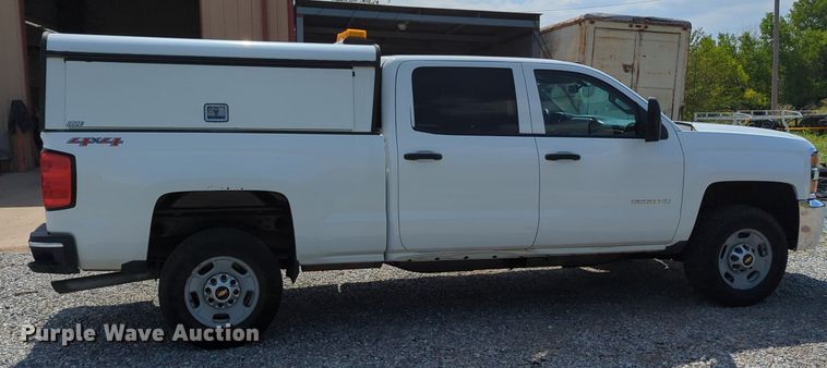 image for item MX9385 2015 Chevrolet Silverado 2500HD  Crew Cab pickup truck