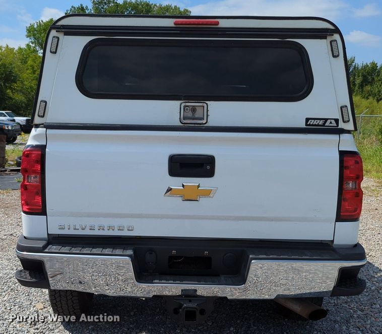 image for item MX9385 2015 Chevrolet Silverado 2500HD  Crew Cab pickup truck