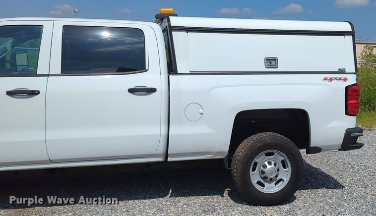 image for item MX9385 2015 Chevrolet Silverado 2500HD  Crew Cab pickup truck