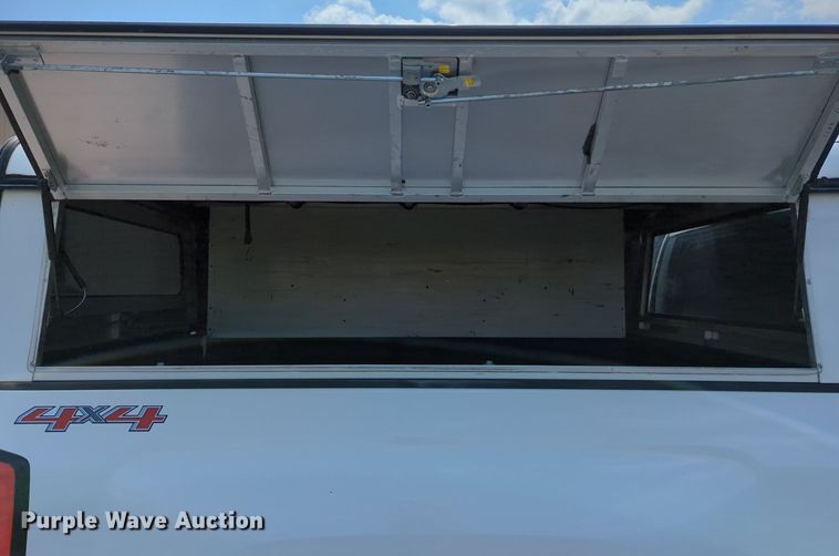 image for item MX9385 2015 Chevrolet Silverado 2500HD  Crew Cab pickup truck