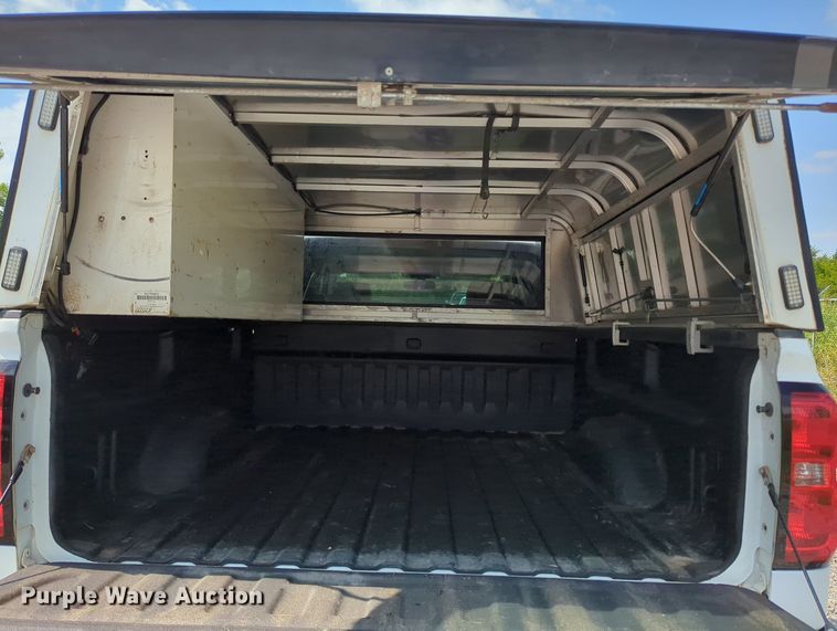 image for item MX9385 2015 Chevrolet Silverado 2500HD  Crew Cab pickup truck