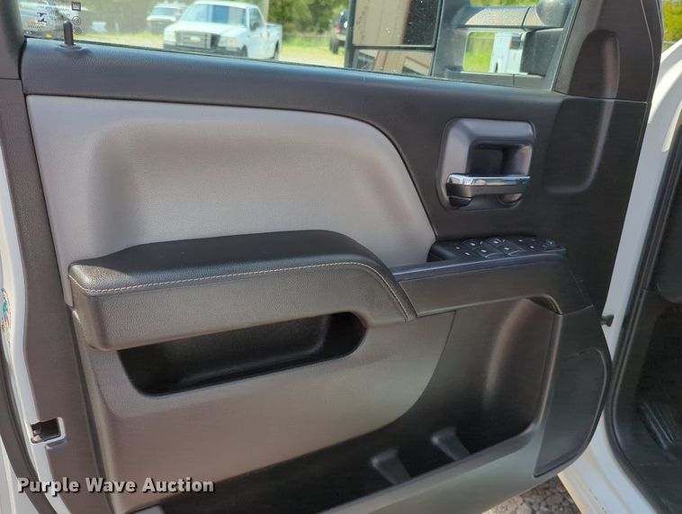 image for item MX9385 2015 Chevrolet Silverado 2500HD  Crew Cab pickup truck