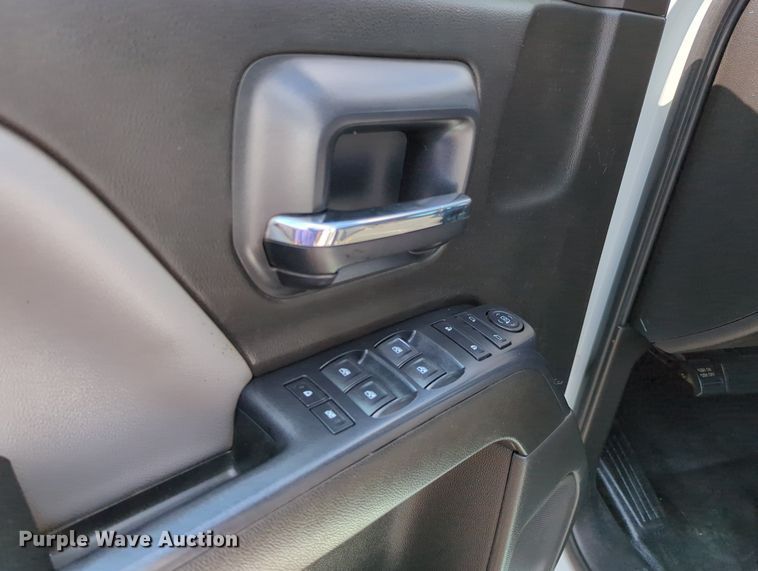 image for item MX9385 2015 Chevrolet Silverado 2500HD  Crew Cab pickup truck