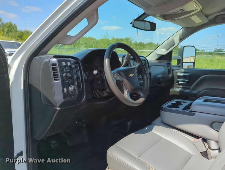 image for item MX9385 2015 Chevrolet Silverado 2500HD  Crew Cab pickup truck