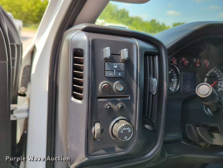image for item MX9385 2015 Chevrolet Silverado 2500HD  Crew Cab pickup truck