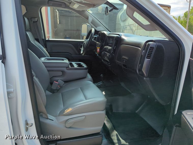 image for item MX9385 2015 Chevrolet Silverado 2500HD  Crew Cab pickup truck