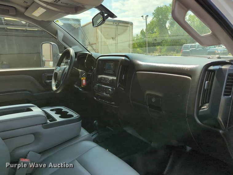 image for item MX9385 2015 Chevrolet Silverado 2500HD  Crew Cab pickup truck