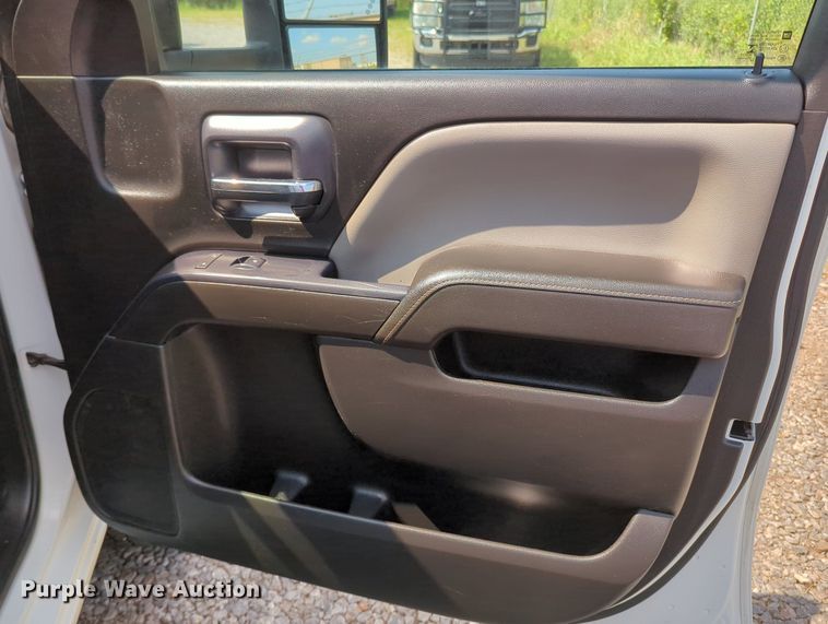 image for item MX9385 2015 Chevrolet Silverado 2500HD  Crew Cab pickup truck