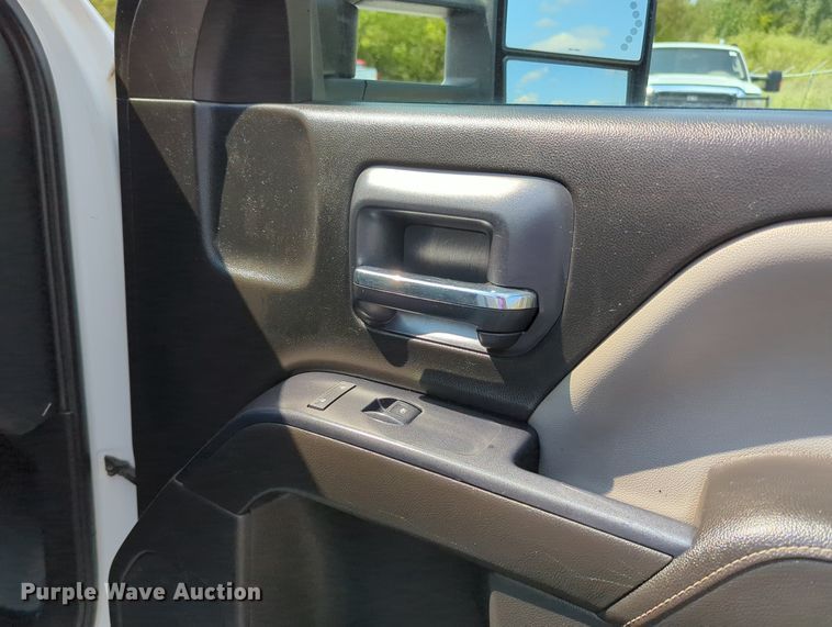 image for item MX9385 2015 Chevrolet Silverado 2500HD  Crew Cab pickup truck