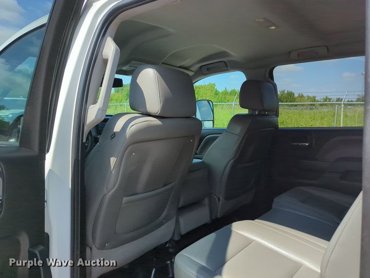 image for item MX9385 2015 Chevrolet Silverado 2500HD  Crew Cab pickup truck