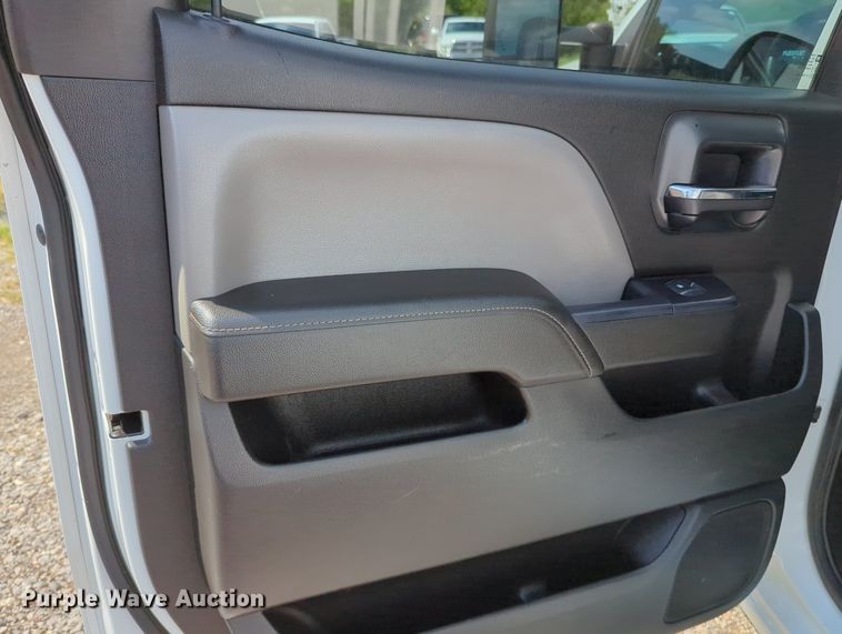 image for item MX9385 2015 Chevrolet Silverado 2500HD  Crew Cab pickup truck