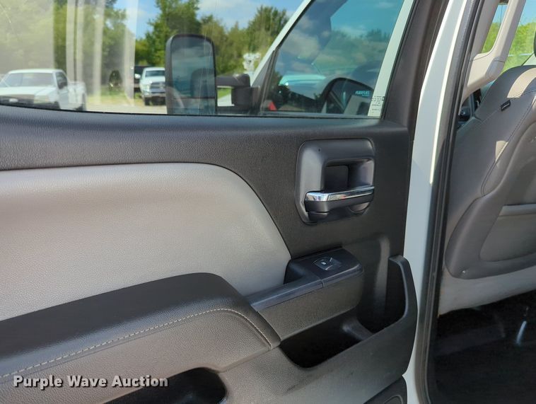 image for item MX9385 2015 Chevrolet Silverado 2500HD  Crew Cab pickup truck