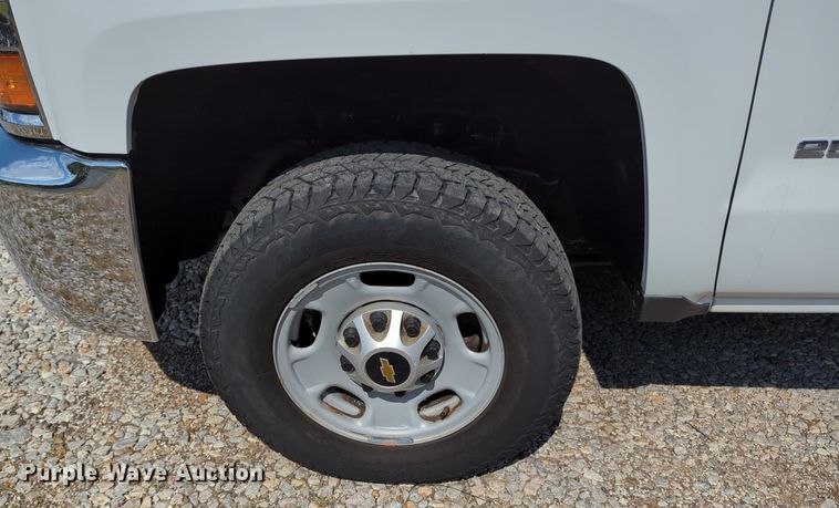 image for item MX9385 2015 Chevrolet Silverado 2500HD  Crew Cab pickup truck