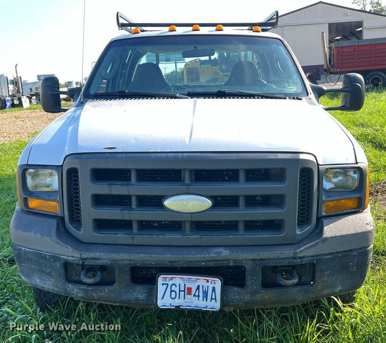 image for item NA9086 2005 Ford F350 Super Duty XL  Crew Cab utility bed pickup truck