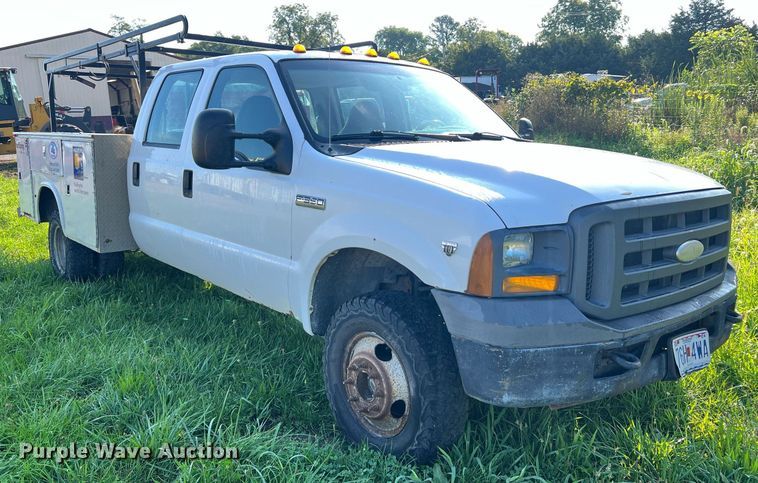 image for item NA9086 2005 Ford F350 Super Duty XL  Crew Cab utility bed pickup truck