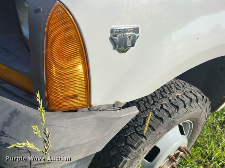 image for item NA9086 2005 Ford F350 Super Duty XL  Crew Cab utility bed pickup truck