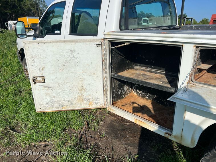 image for item NA9086 2005 Ford F350 Super Duty XL  Crew Cab utility bed pickup truck